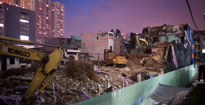 La destrucción de los bloques de apartamentos Võ Văn Tần en el Distrito 1. Esos viejos edificios de apartamentos en el centro de la ciudad fueron construidos antes de 1975, y ya no son estructuralmente seguros. El gobierno ofrece a los residentes paquetes