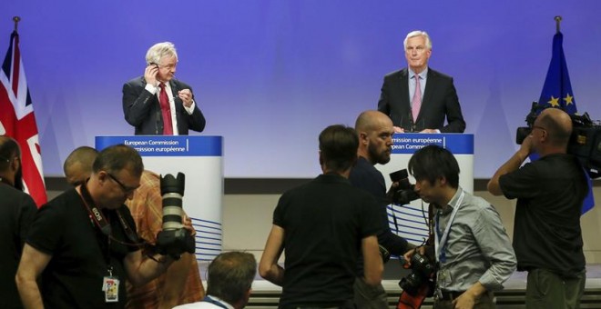 El secretario de Estado británico para la salida de Reino Unido de la Unión Europea (UE), David Davis (i) y el negociador jefe de la UE para el Brexit, Michel Barnier (d) durante una rueda de prensa en la sede de la Comisión Europea en Bruselas, Bélgica E