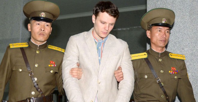 Oficiales de Corea del Norte trasladan a Otto Warmbier a su juicio en enero de 2016. REUTERS