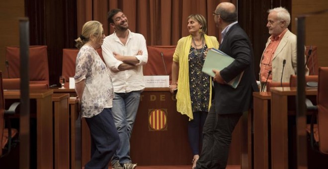 Varios diputados esperan la llegada del director de OK Diario, Eduardo Inda, que estaba citado a declarar como experto ante la comisión de investigación sobre la llamada Operación Cataluña en el Parlament, y que finalmente no se ha presentado. EFE/Marta P