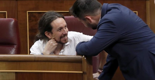 El secretario general de Podemos, Pablo Iglesias (i), conversa con el diputado de ERC Gabriel Rufián durante el pleno del Congreso que se celebra esta tarde. EFE/Chema Moya