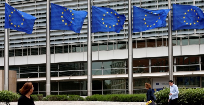 Banderas de la UE a media asta en Bruselas. /REUTERS