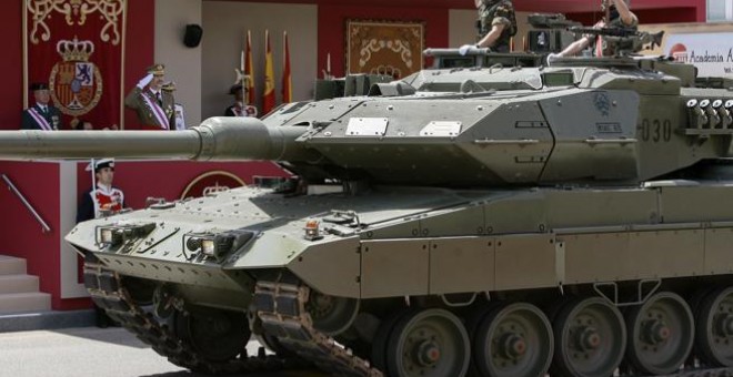 Un carro de combate Leopard durante el desfile de las Fuerzas Armadas, uno de los Programas Especiales de Armamento de mayor coste que se han financiado con créditos extraordinarios. Pepe Zamora (EFE)