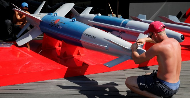 Unos trabajadores instalan varios misiles del sistema de defensa de los cazas de la firma francesa Rafael, para la Feria Aérea de París. REUTERS/Pascal Rossignol