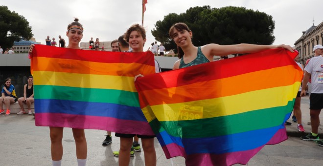 Varios participantes posan antes del inicio de la Carrera por la Diversidad, prueba organizada por primera vez con motivo de la celebración del Worldpride en Madrid. EFE/Ángel Díaz