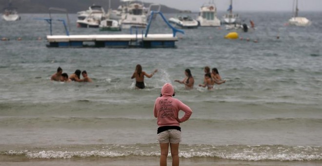 Un grupo de jóvenes se baña en la playa de la Concha de San Sebastián. /EFE