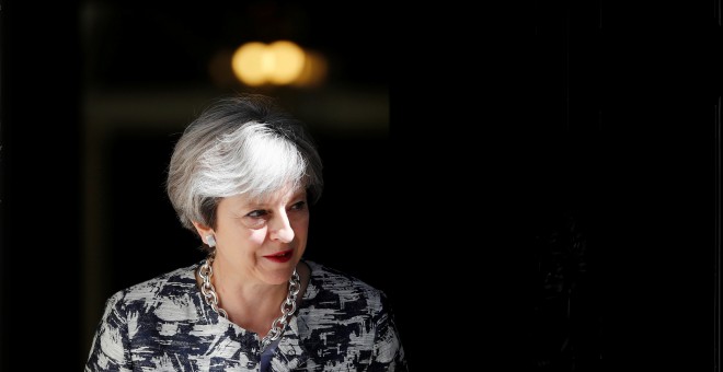 La primera ministra británica, Theresa May, sale de su residencia en Downing Street. /REUTERS