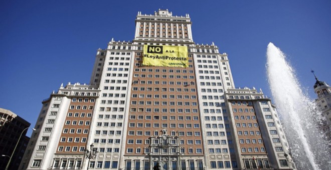 Pancarta en el edificio España desplegada por Greenpeace