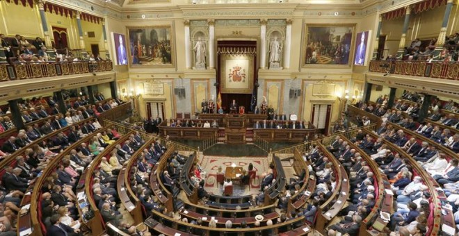 Vista general del hemiciclo del Congreso de los Diputados donde los reyes han presidido hoy la sesión solemne de la conmemoración del 40 aniversario de las elecciones de 1977. EFE