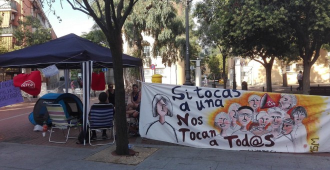 El lugar donde se encuentran acampados Lidia y Santi, frente a la Junta de Carabanchel. /ASAMBLEA DE CARABANCHEL