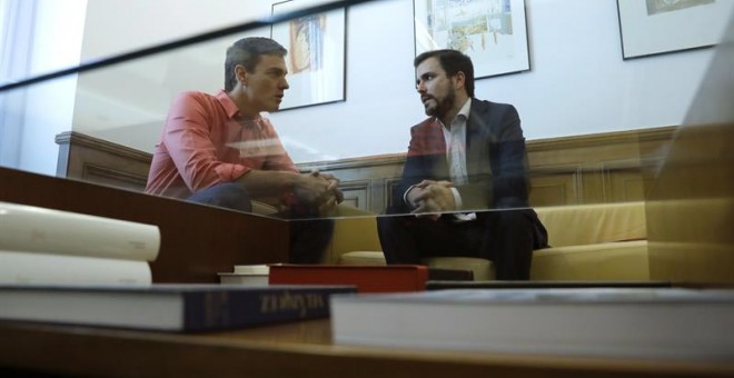 El secretario general del PSOE, Pedro Sánchez (izquierda), y Alberto Garzón durante la reunión que mantuvieron en el Congreso. | JUAN CARLOS HIDALGO