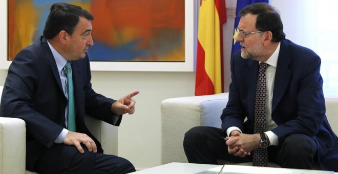 El portavoz del PNV en el Congreso, Aitor Esteban, en una de sus reuniones con Mariano Rajoy. Archivo EFE