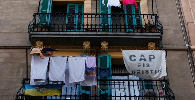 Pancartas contra los pisos turísticos en Barcelona. - AFP