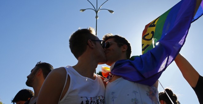 Algunos de los asistentes a la mayor marcha del Orgullo Gay 2017 en el mundo.- EFE