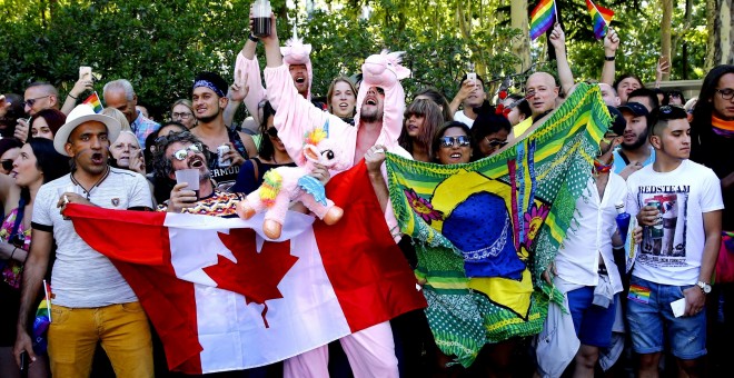 Asistentes a la mayor marcha del Orgullo Gay 2017 en el mundo, que ha partido de la glorieta de Atocha de Madrid para reivindicar la libertad sexual bajo el lema 'Por los derechos LGTBI en todo el mundo'. EFE/J.P.GANDUL