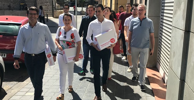 De izqda a dcha: Jorge Rodríguez, coordinador de la campaña, Toñi Serna, dipitada autonómica por Alicante, Carlos Fernandez Bielsa, coordinador recogida de avales, Pepe Gisbert, concejal de un municipio de Castellón.