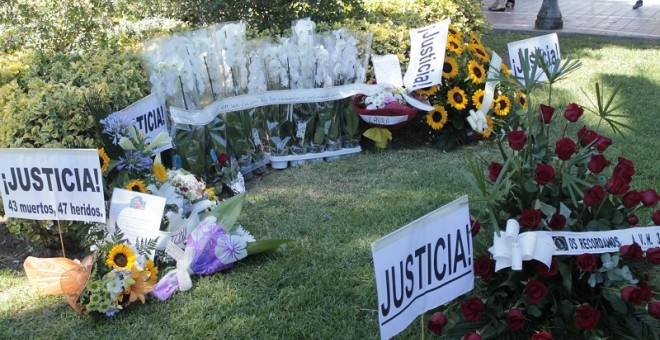 Rams de flors al peu del monument que recorda les víctimes de l'accident del metro de València. /PACO BELTRÁN