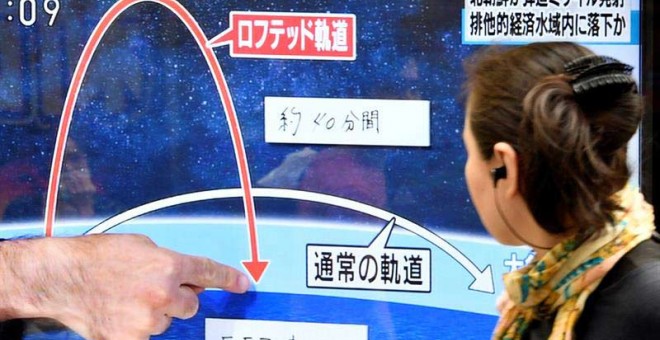 Una persona observa una pantalla de televisión, en Tokio (Japón) mientras un noticiero informa sobre el lanzamiento de un misil de Corea del Norte. | EFE