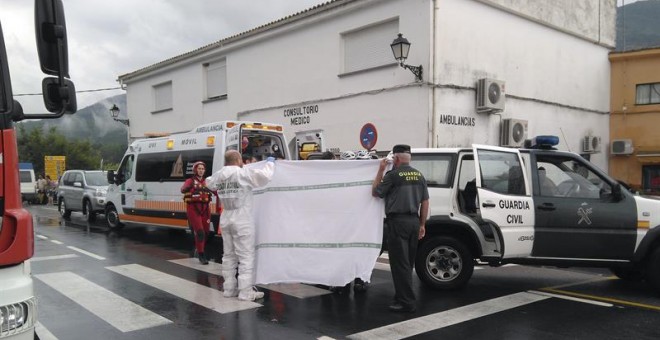 Efectivos de Bomberos, Guardia Civil, Protección Civil y personal sanitario junto al centro médico de Jerte. EFE/Eduardo Palomo