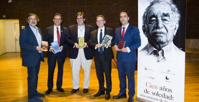 De izquierda a derecha, Antonio Rubio, Juan Manuel Uribe, Jaime Abello, Jaume Giró y Javier Ramos, en el curso 'Cien años de soledad: una caravana de historias', este viernes en el CaixaForum Madrid. / FUNDACIÓN BANCARIA ”LA CAIXA”