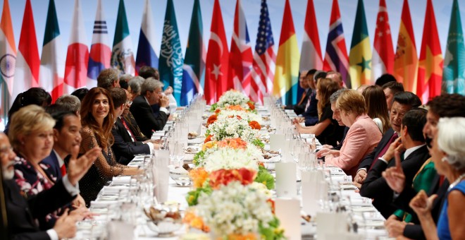 Los líderes del G20, durante la cena oficial en Hamburgo. /REUTERS