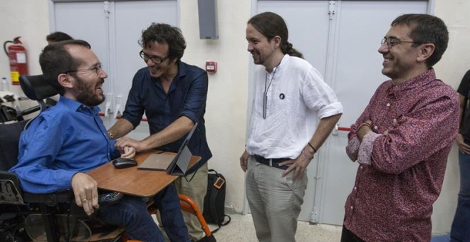 El líder de Podemos, Pablo Iglesias (2d), el alcalde de Cádiz, José María González (2i), y Juan Carlos Monedero (d), bromean con el secretario de Organización de dicha formación, Pablo Echenique (i), momentos antes de su participación en la Facultad de Ci