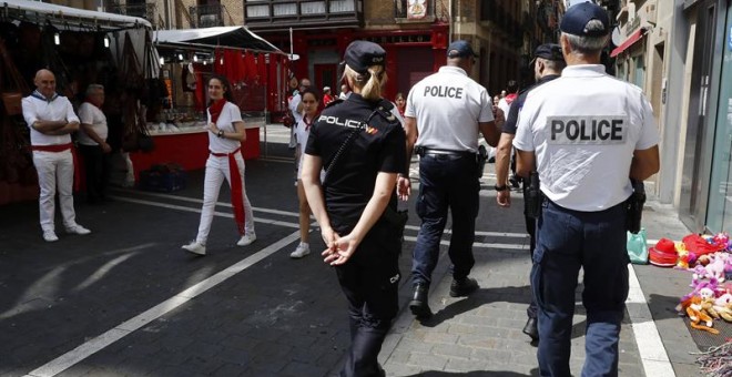 Dos agentes de la Policía francesa patrullan, por primera vez durante los Sanfermines, junto con agentes del Cuerpo Nacional de Policía. - EFE