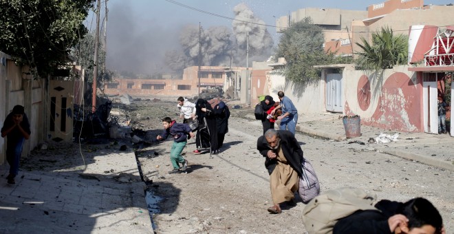 Personas corren asustadas después de que un ataque aéreo de la coalición alcance las posiciones del Estado Islámico en Mosul, en noviembre de 2016 REUTERS/Goran Tomasevic/Fotografía de archivo