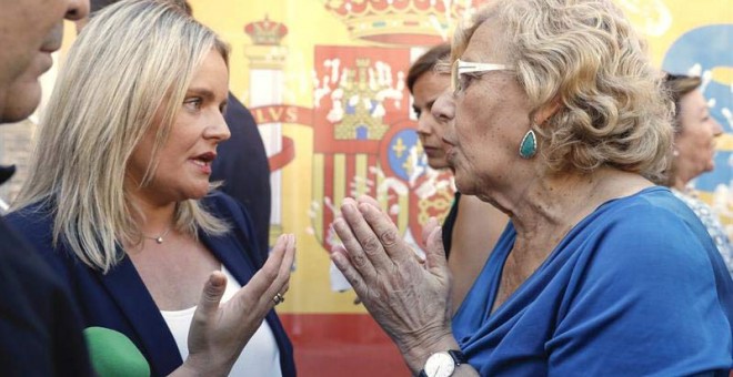 Marimar Blanco (izquierda), presidenta de la Fundación Víctimas del Terrorismo y hermana de Miguel Ángel Blanco, conversa con la alcaldesa de Madrid, Manuela Carmena, durante el acto organizado por el Grupo Municipal del PP. | EMILIO NARANJO (EFE)