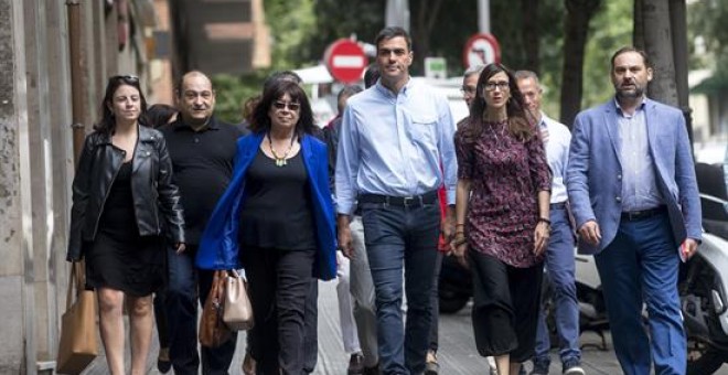 El secretari general del PSOE, Pedro Sánchez, acompanyat per Adriana Lastra, Nuria Parlón, Cristina Narbona, Jose Luis Ábalos i Carlos Ruiz, a la seva arribada a la seu del PSC. EFE/Quique García