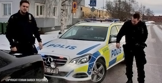 Agentes de policía detienen en un control a un ciudadano extranjero para su identificación, sin que tercie una infracción o una causa justificada, más allá del perfil racial del foráneo./Ferran Barber