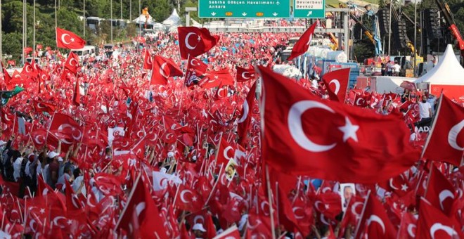 Decenas de miles de personas celebran el fracaso del golpe de Estado en Turquía / EFE/EPA/TOLGA BOZOGLU