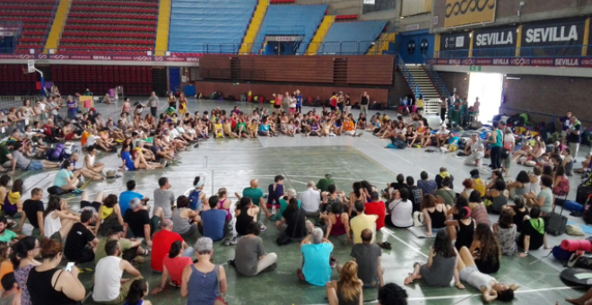 Assemblea de participants a la caravana, reunits al poliesportiu San Pablo de Sevilla