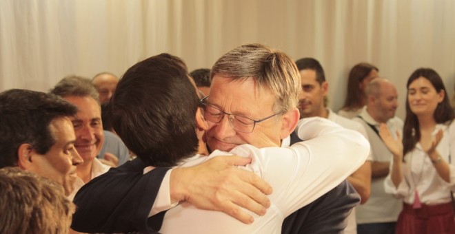 Ximo Puig i Rafa Garcia s'abracen desprñes de conéixer els resultats de les primàries. FOTO: Paco Beltrán