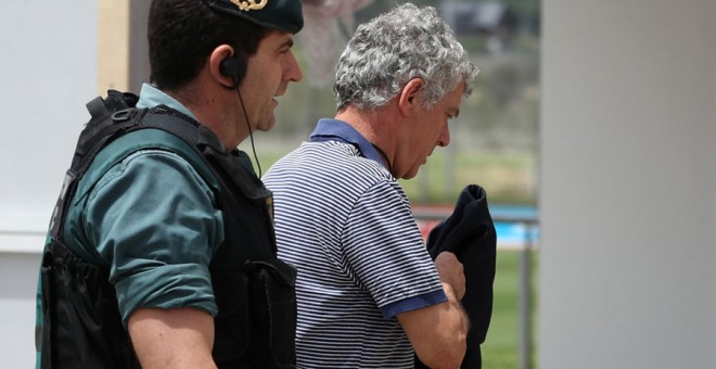 Villar, con un agente de la Guardia Civil en la sede de la RFEF. REUTERS/Juan Medina