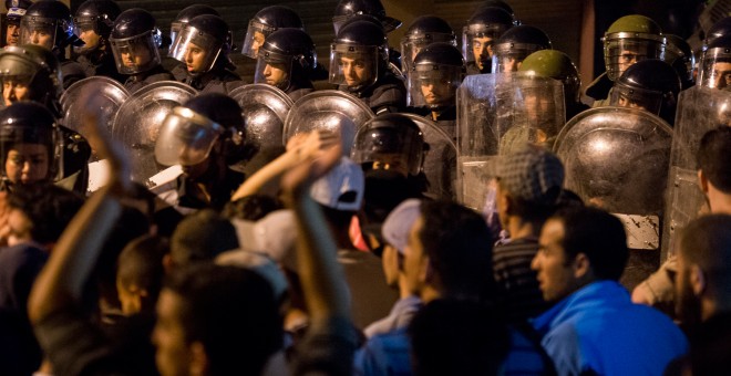 La policía antidisturbios cerca a los manifestantes durante una protesta en apoyo de los activistas detenidos en duros enfrentamientos violentos en Alhucemas, en Rabat, Marruecos. .- REUTERS