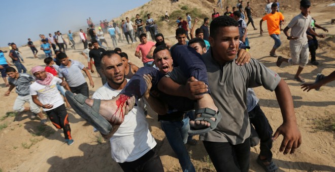 Un herido durante las protestas en Palestina es evacuado.REUTERS/Ibraheem Abu Mustafa