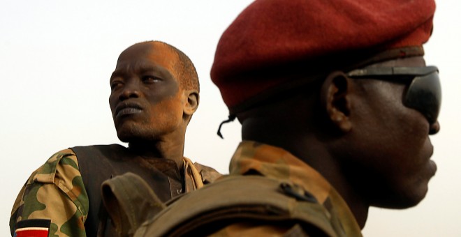El ejército de Sudán del Sur, o los soldados del SPLA, en un camión camino de Panakuach.-  REUTERS / Goran Tomasevic