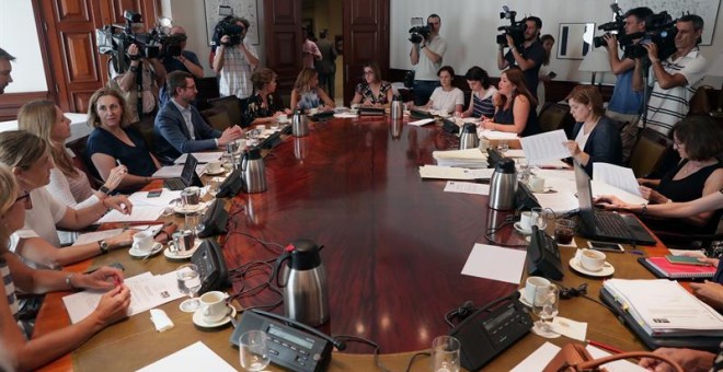 Miembros de diferentes partidos durante la reunión de la subcomisión del Congreso que tiene como finalidad articular un pacto de Estado en materia de violencia de género. /EFE