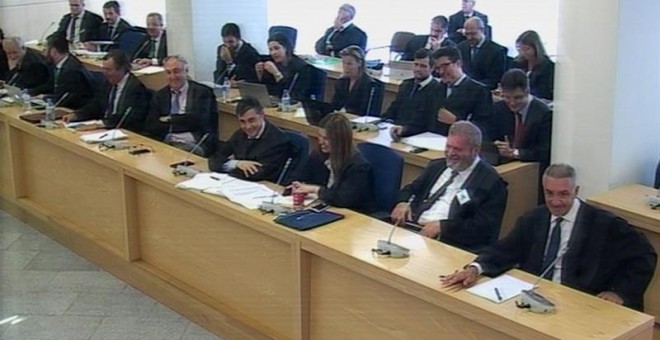 Imagen capturada de la señal de vídeo institucional que muestra a los abogados riendo durante una de las apreciaciones del magistrado Ángel Hurtado. /EFE