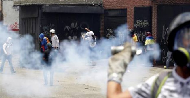 Enfrentamientos en las protestas opositoras en Caracas /EUROPA PRESS