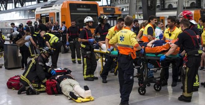 Els equips d'emergència atenen els passatgers ferits. EFE/Quique García