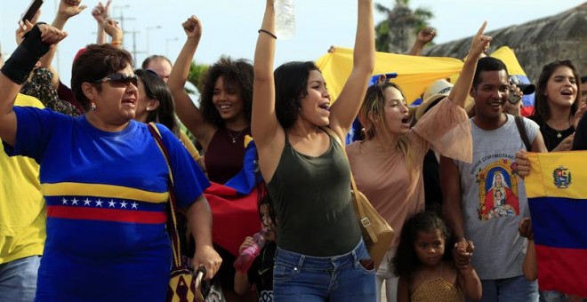 Un grupo de venezolanos residentes en Colombia protesta contra la elección de la Asamblea Nacional Constituyente, en Cartagena (Colombia). EFE/RICARDO MALDONADO ROZO
