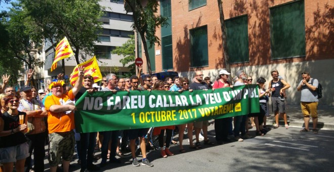 Protesta davant de la caserna de la Guàrdia Civil organitzada per la CUP. FOTO: Guillem Amatller