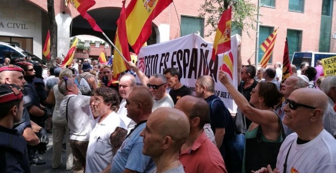 Manifestants en suport a la Guàrdia Civil i en resposta a la protesta de la CUP. FOTO: EUROPA PRESS