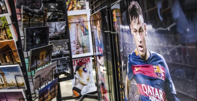 Vista de un póster del jugador brasileño Neymar, en el escaparate de la tienda oficial del equipo de fútbol francés, Paris Saint-Germain (PSG) en los Campos Elíseos, en París. EFE/Christophe Petit Tesson