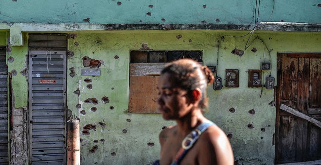 Agujeros de bala en la fachada de la casa donde Henrique de Oliveira, un niño de trece años, fue asesinado con un disparo de bala en una operación policial contra el narcotráfico en la favela de Complexo do Alemao, en Rio de Janeiro /AFP (FABIO TEIXEIRA)