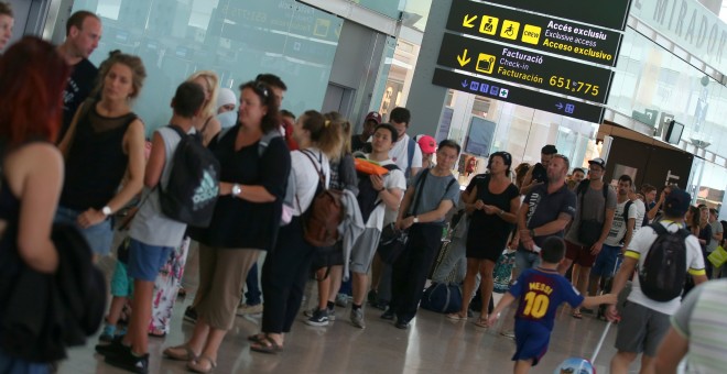 Colas en el Prat./REUTERS