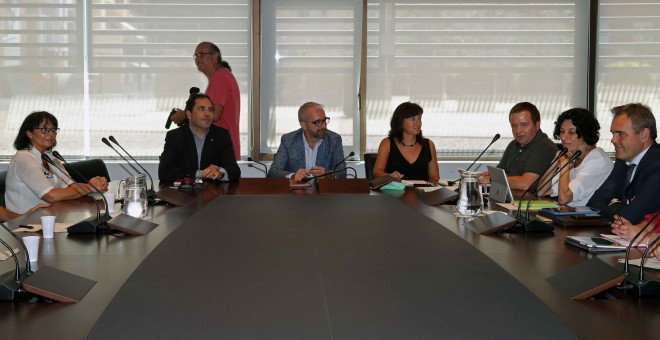 Reunión celebrada esta mañana entre los trabajadores y la dirección de Eulen, junto con representantes de Aena / EFE