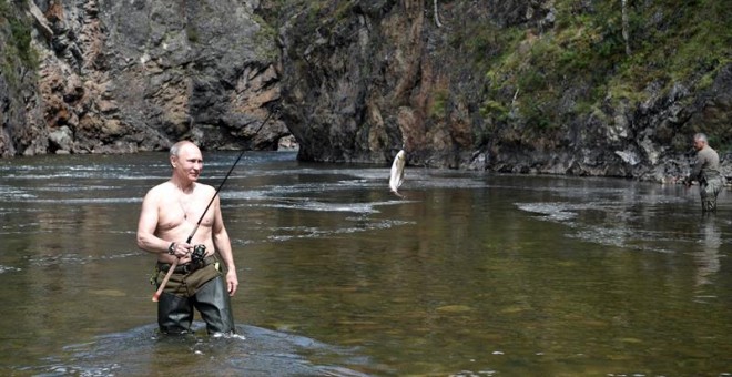 '¡Toma ya!', exclamó Putin con una caña de pescar en la mano ante la obstinada resistencia de su presa en medio de un pintoresco lago de la república de Tuvá, limítrofe con Mongolia. SPUTNIK